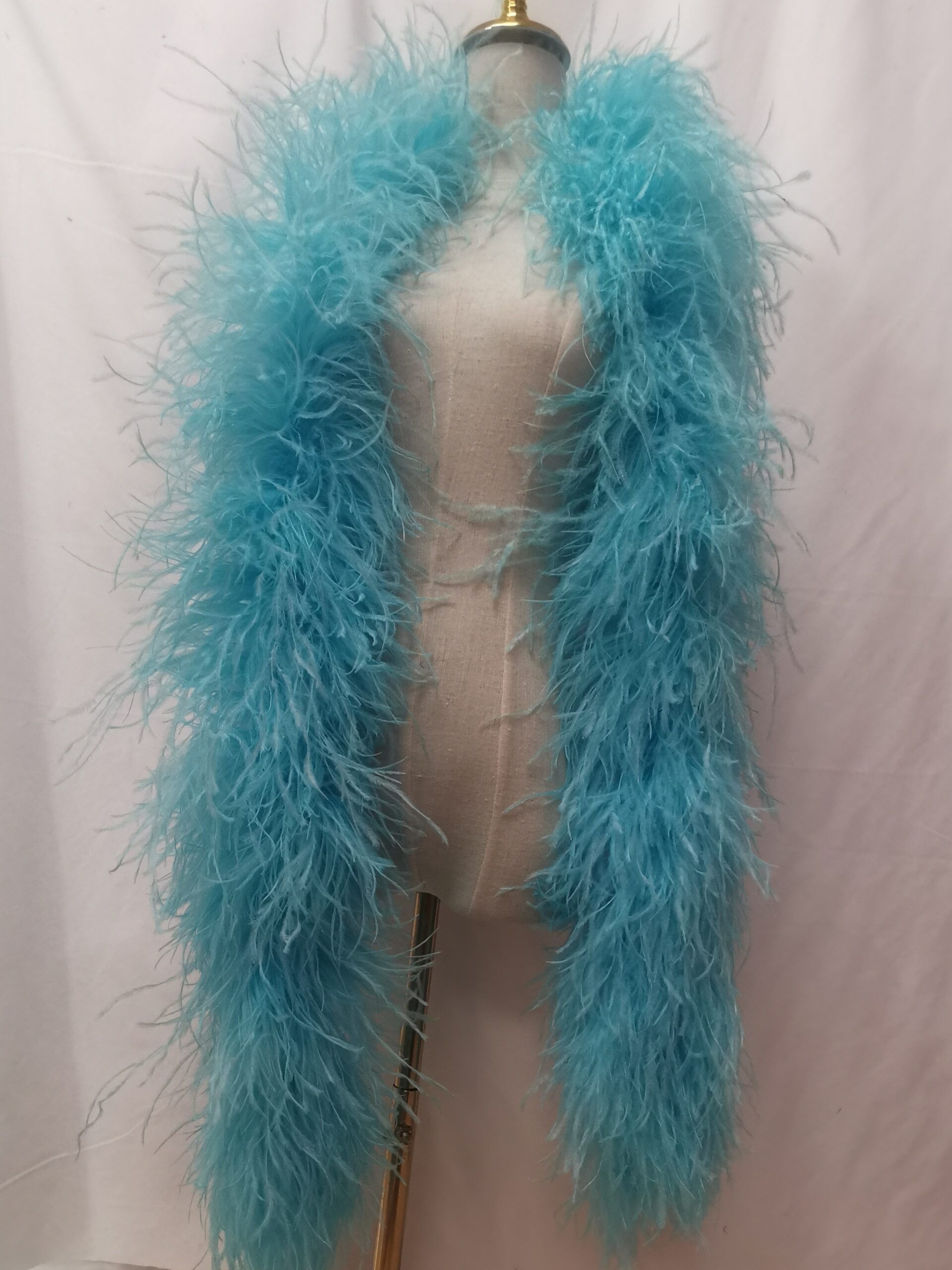 Boa de plumas de avestruz de 8 capas en color blanco para vestidos de novia y fiesta.