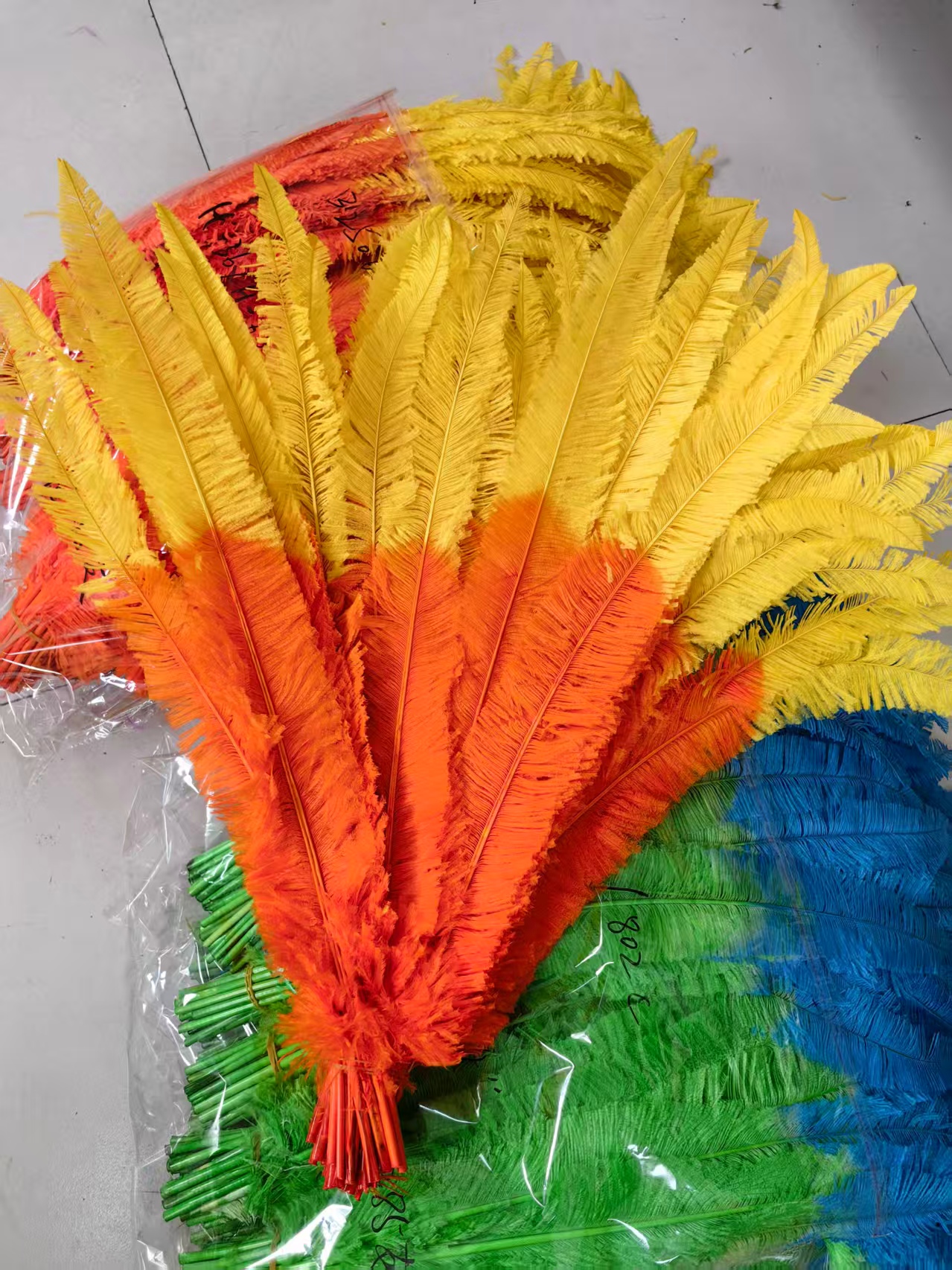 plumas de ñandú grandes teñidas en degradado bicolor