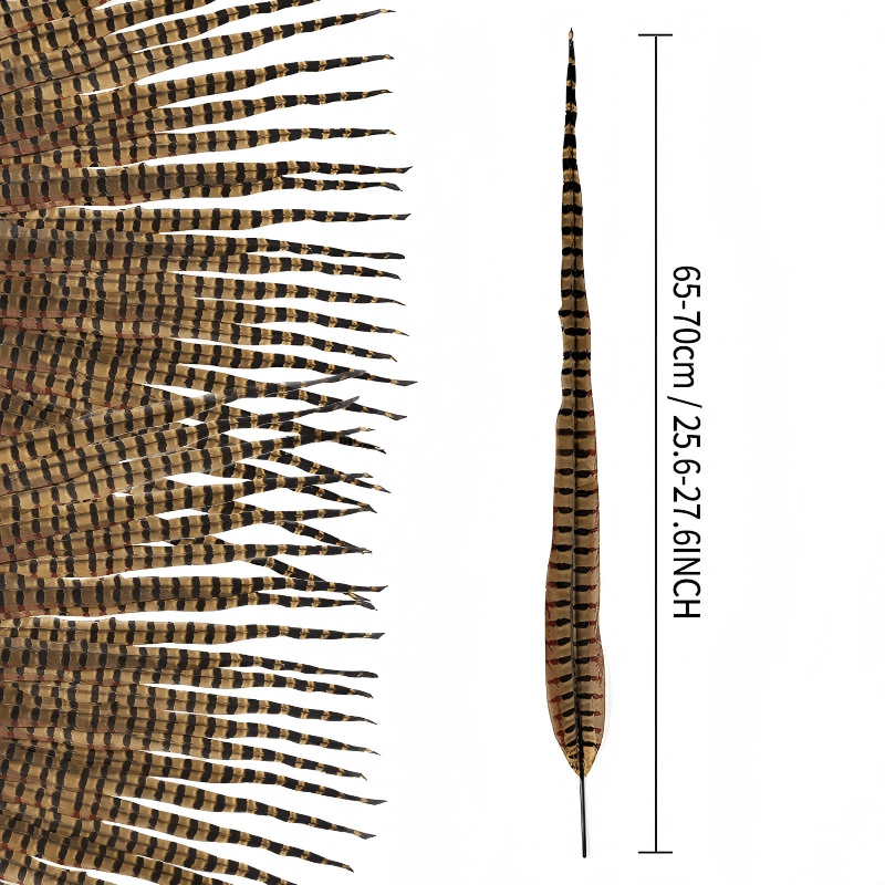 Fotografía en primer plano de una pluma artificial que imita el patrón de colores y texturas de un faisán común, ideal para manualidades, decoración o sombrerería.