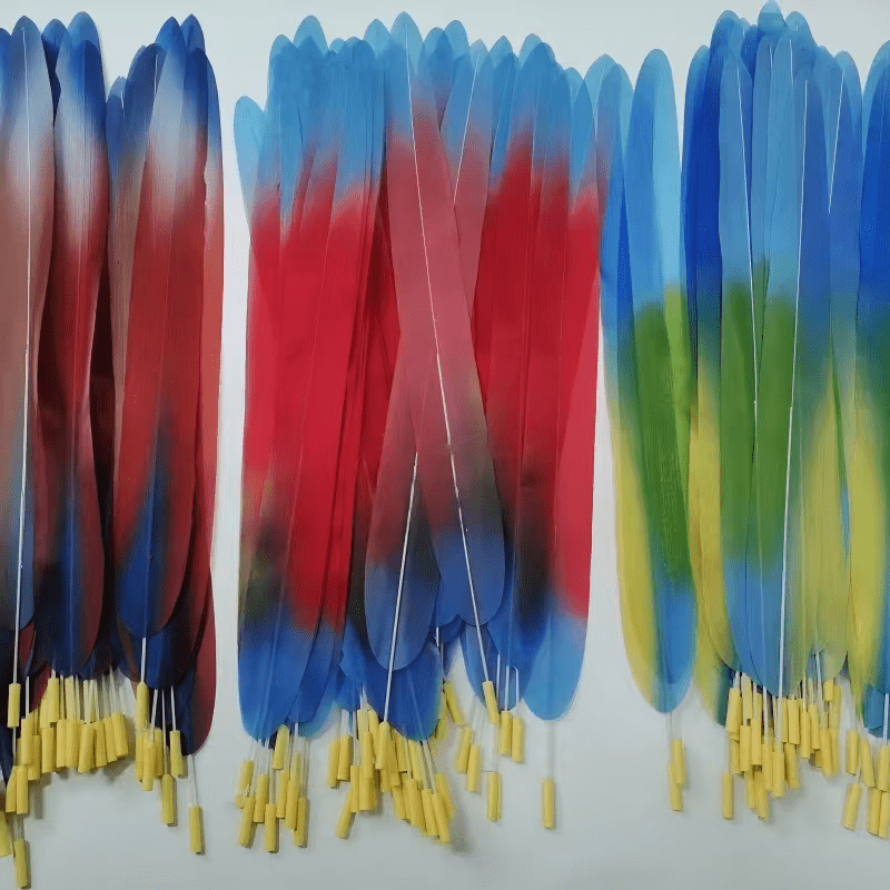 Pluma artificial de guacamayo